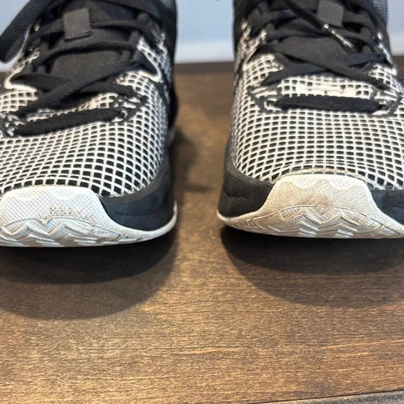 Nike LeBron Basketball Shoes - Picture 2 of 12